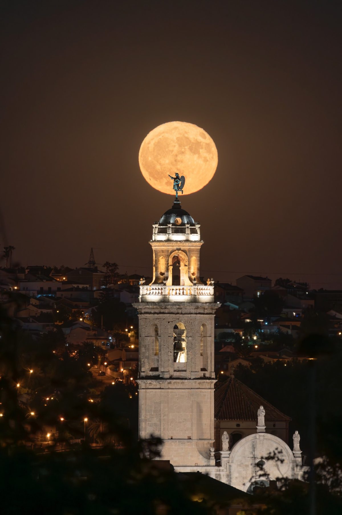 Campanario de Sant Salvador de El Vendrell, con el Ángel de Tobies delante de la luna llena